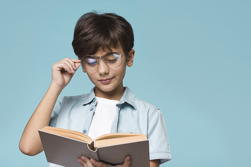 miopia infantil - niño leyendo
