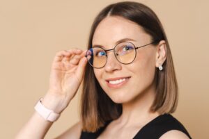lentes para astigmatismo en valencia - chica con lentes