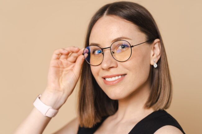 lentes para astigmatismo en valencia - chica con lentes